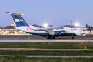 Luqa, Malta - 31 Aralık 2024: İpek Yolu Havayolları İlyuşin Il-76TD-90SW (Reg: 4K-AZ101) 2024 'ün son ışığında gün batımından çok sonra iniş yaptı.
