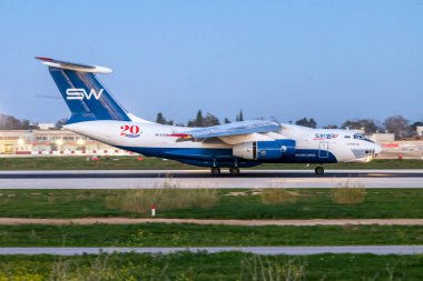 Luqa, Malta - 31 Aralık 2024: İpek Yolu Havayolları İlyuşin Il-76TD-90SW (Reg: 4K-AZ101) 2024 'ün son ışığında gün batımından çok sonra iniş yaptı.