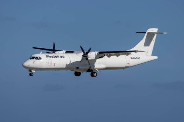Luqa, Malta - 8 Ocak 2025: Fleet Air International ATR-72-201 (F). Güneşli bir öğleden sonra iniyor..