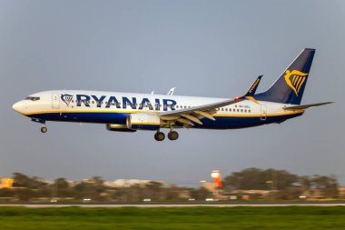 Luqa, Malta - 28 Ocak 2025: Ryanair Boeing 737-8AS (WL) (REG: 9H-QCL) gün batımından sonra iniş.