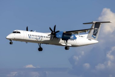 Luqa, Malta - 3 Şubat 2025: Universal Air Bombardier DHC-8-402 Q400 (Reg. : 9H-MMW) 31 nolu pist finalleri.