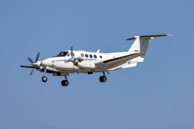 Luqa, Malta - 3 Şubat 2025: ABD Hava Kuvvetleri Beech C-12D-1 Huron (A200CT), ikinci USAF Huron Luqa 'ya bir saatten kısa bir süre içinde iniş yaptı..