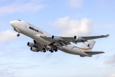 Luqa, Malta - 11 Şubat 2025: Mesk Air Boeing 747-4H6 (BDSF). : 9H-MSK) Libya, Trablus 'a kısa bir kargo uçuşu ile yola çıktı.