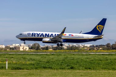 Luqa, Malta - 17 Şubat 2025: Ryanair Boeing 737-8AS (REG: EI-EFF) Polonya 'nın Kujawy Pomorze ilinin uçak gövdesiyle tanıtımı.