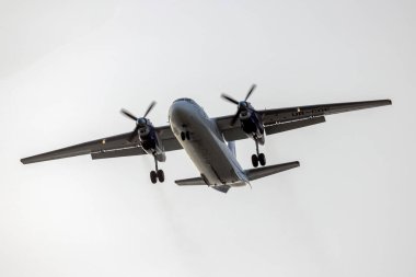 Luqa, Malta - 11 Mart 2025: Vulkan Air Antonov An-26B (REG: UR-CQE) güneşin doğuşundaki 31 numaralı pistte uzun final maçı.
