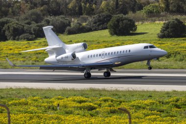 Luqa, Malta - 8 Mart 2025: ElitAvia Malta Dassault Falcon 7X (REG: 9H-HHHD) yeni kayıtlı, iniş pisti 31.