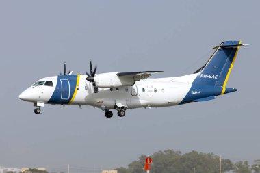Luqa, Malta - 15 Mart 2025: EASP Air Dornier Do-328-110 (Reg: PH-EAE) iniş pisti 31, Akdeniz üzerinde yaklaşık 6 saat sonra.
