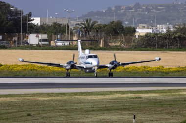 Luqa, Malta - 15 Mart 2025: DEA Havacılık Beechcraft 200T King Air (Reg: 2-WKTK) iniş pisti 13 'ten sonra 180 derece dönüş yaptı.