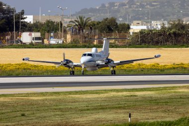 Luqa, Malta - 15 Mart 2025: DEA Havacılık Beechcraft 200T King Air (Reg: 2-WKTK) iniş pisti 13 'ten sonra 180 derece dönüş yaptı.