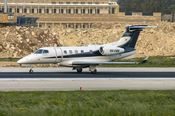 Luqa, Malta - 23 Mart 2025: Embraer EMB-505 Fenomen 300 (REG: HA-EMB) akşam saatlerinde geliyor.