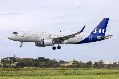 Luqa, Malta - 31 Mart 2025: İskandinav Havayolları - SAS Airbus A320-251N (REG: SE-ROU), 2025 Malta 'ya ilk uçuş.