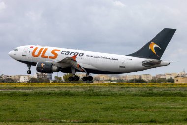 Luqa, Malta - 31 Mart 2025: ULS Kargo Airbus A310-308 (F) (REG: TC-SGM) Türkiye 'den kargo uçağıyla geliyor.