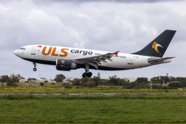 Luqa, Malta - 31 Mart 2025: ULS Kargo Airbus A310-308 (F) (REG: TC-SGM) Türkiye 'den kargo uçağıyla geliyor.