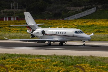Luqa, Malta - 27 Mart 2025: NetJets Europe Cessna 680A Citation Enlemi (REG: CS-LTF) 31 nolu piste indi.