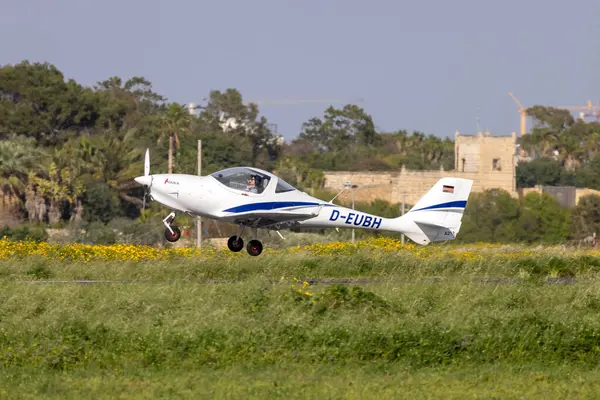Luqa, Malta - 31 Mart 2025: Aquila 211G (REG: D-EUBH) 31 nolu pistte pilot eğitim uçuşu yapıyor.
