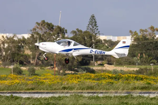 Luqa, Malta - 31 Mart 2025: Aquila 211G (REG: D-EUBH) 31 nolu pistte pilot eğitim uçuşu yapıyor.