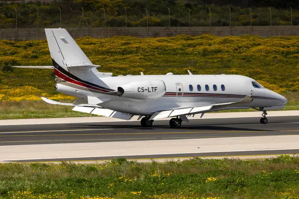 Luqa, Malta - 27 Mart 2025: NetJets Europe Cessna 680A Citation Enlemi (REG: CS-LTF) 31 nolu piste indi.