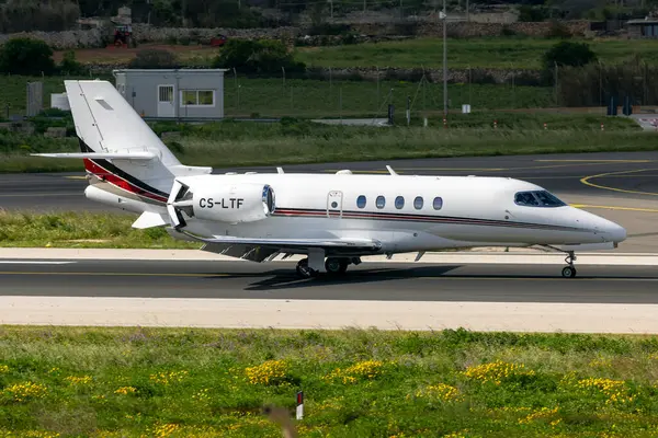 Luqa, Malta - 27 Mart 2025: NetJets Europe Cessna 680A Citation Enlemi (REG: CS-LTF) 31 nolu piste indi.