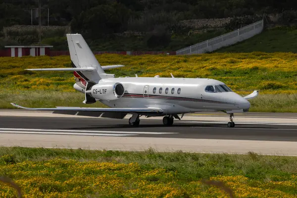 Luqa, Malta - 27 Mart 2025: NetJets Europe Cessna 680A Citation Enlemi (REG: CS-LTF) 31 nolu piste indi.