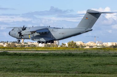 Luqa, Malta - 1 Nisan 2025: Alman Hava Kuvvetleri (Luftwaffe) Airbus A400M Atlas (REG: 5441) iniş pisti 31, kuş çarpması nedeniyle Malta 'da mahsur kalan bir kasırga için yedek motorla.