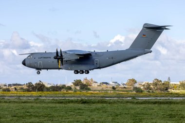 Luqa, Malta - 1 Nisan 2025: Alman Hava Kuvvetleri (Luftwaffe) Airbus A400M Atlas (REG: 5441) iniş pisti 31, kuş çarpması nedeniyle Malta 'da mahsur kalan bir kasırga için yedek motorla.