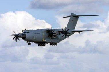 Luqa, Malta - 1 Nisan 2025: Alman Hava Kuvvetleri (Luftwaffe) Airbus A400M Atlas (REG: 5441) iniş pisti 31, kuş çarpması nedeniyle Malta 'da mahsur kalan bir kasırga için yedek motorla.