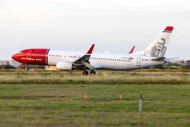 Luqa, Malta - 26 Nisan 2025: Norveç İsveç Hava Yolları Boeing 737-8JP (REG: SE-RRRP) Kopenhag 'dan iniş.