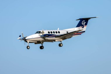 Luqa, Malta - 24 Nisan 2025: VistaJet Malta Beechcraft B200GT Super King Air (REG: 9H-PARTS) 31 numaralı iniş pisti.