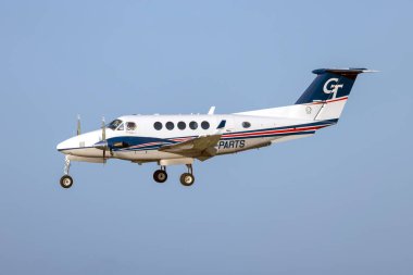 Luqa, Malta - 24 Nisan 2025: VistaJet Malta Beechcraft B200GT Super King Air (REG: 9H-PARTS) 31 numaralı iniş pisti.
