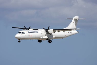 Luqa, Malta - 24 Nisan 2025: Fleet Air International ATR-72-201 (F) (REG: HA-KAZ) 31 numaralı pistte.