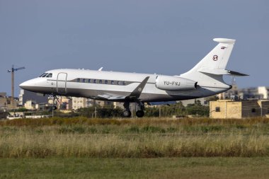 Luqa, Malta - 3 Mayıs 2025: Prince Aviation Dassault Falcon 2000LXS (REG: YU-FVJ) 31 numaralı iniş pisti.