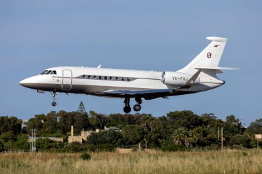 Luqa, Malta - 3 Mayıs 2025: Prince Aviation Dassault Falcon 2000LXS (REG: YU-FVJ) 31 numaralı iniş pisti.