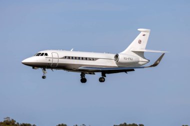 Luqa, Malta - 3 Mayıs 2025: Prince Aviation Dassault Falcon 2000LXS (REG: YU-FVJ) 31 numaralı iniş pisti.