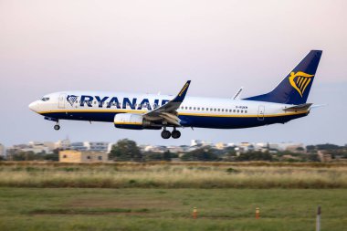 Luqa, Malta - 30 Nisan 2025: Ryanair UK Boeing 737-8AS (REG: G-RUKM) günün son ışınlarında finaller.