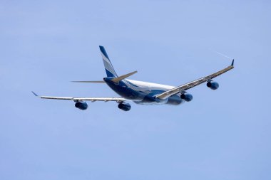 Luqa, Malta - 10 Mayıs 2025: Hi Fly Malta Airbus A340-312 (REG: 9H-SUN) 13. pistten kalkıyor, öğle vakti.