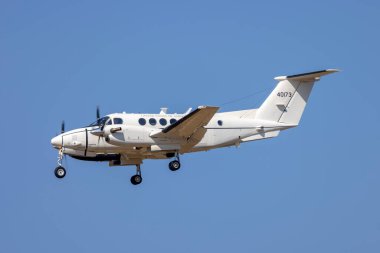 Luqa, Malta - 18 Haziran 2025: ABD Ordusu Deniz Aracı C-12U-3 Huron (Reg: 84-00173) 31 numaralı pistte.