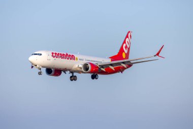 Luqa, Malta - 24 Haziran 2025: Corendon Hollanda Havayolları Boeing 737-9 MAX (REG: PH-CDR) Amsterdam 'dan Malta' ya CND952P sefer sayılı uçuş için iniş yaptı (MLA)).