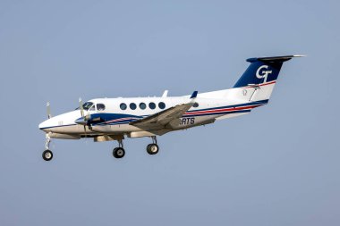 Luqa, Malta - 6 Temmuz 2025: VistaJet Malta Beechcraft B200GT Super King Air (Reg. : 9H-PARTS) 31 numaralı pistte.