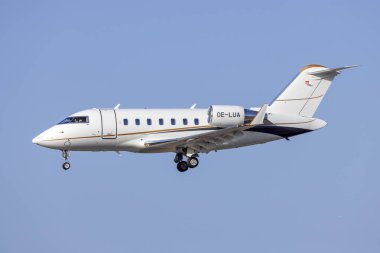 Luqa, Malta - 2 Ağustos 2025: 31 numaralı pistte Premium Jet Bombardier Challenger 650 (CL-650) (REG: OE-LUA).