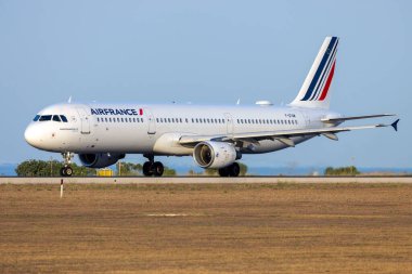 Luqa, Malta - 27 Temmuz 2025: Air France Airbus A321-211 (REG: F-GTAT) sabah 31. iniş pisti.