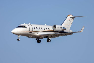 Luqa, Malta - 2 Ağustos 2025: 31 numaralı pistte Premium Jet Bombardier Challenger 650 (CL-650) (REG: OE-LUA).