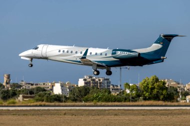 Luqa, Malta - 31 Temmuz 2025: Air Hamburg Embraer EMB-135BJ Legacy 650 (Reg. : D-ANXA) 31 numaralı pistte.