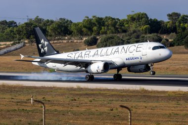 Luqa, Malta - 21 Temmuz 2025: Aegean Airlines Airbus A320-232 (Reg. : Yıldız İttifakı renklerinde SX-DVR 31. piste geliyor.