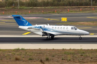 Luqa, Malta - 26 Eylül 2025: Fox Aviation Cessna 525A CitationJet CJ2 + (REG: S5-ETH) sabah erken saatlerde inişi.