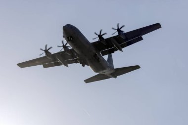 Luqa, Malta - 13 Eylül 2025: Tunus Hava Kuvvetleri Lockheed Martin C-130J-30 Hercules (L-382) (Reg. : TS-MTL) sabah erken saatlerde 31 numaralı uzun final pistinde.