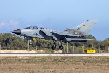 Luqa, Malta - 25 Eylül 2025: Alman Hava Kuvvetleri Panavia Tornado IDS (Reg: 45 + 00) 31. piste inmek üzeredir.