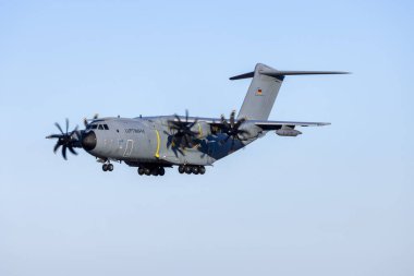 Luqa, Malta - 25 Eylül 2025: Alman Hava Kuvvetleri A400M Atlası (REG: 5434) 2 Alman Tornadosu ve 2 Eurofighter 'a destek.