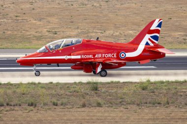Luqa, Malta - 29 Eylül 2025: Royal Air Force British Aerospace Hawk T1A (REG: XX321) Red Arrows Aerobatic takımı bir önceki hafta sonu hava gösterisine katıldıktan sonra ayrıldı.