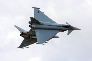 Luqa, Malta - 29 Eylül 2025: Alman Hava Kuvvetleri Eurofighter EF-2000 Typhoon S (REG: 30 + 49) EUFI 31 + 14 ile birlikte hareket ediyor.