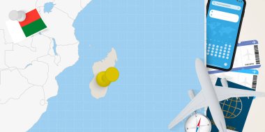 Madagaskar konseptine yolculuk, Madagaskar haritasında broşla harita. Tatil hazırlama haritası, bayrak, pasaport ve biletler.